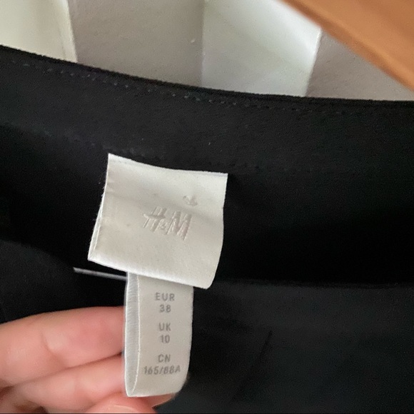 H&M Black Pleated Longsleeve Vneck Shift Midi Dress - Picture 4 of 7